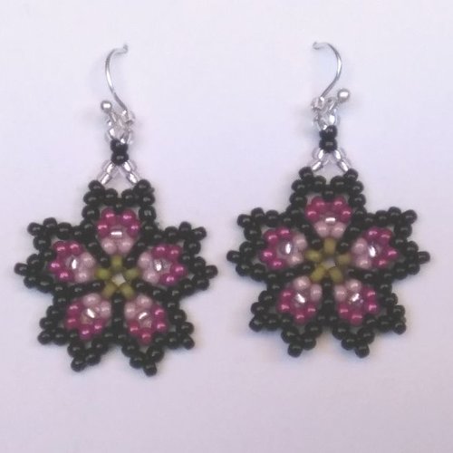 Boucles d'oreille pendantes fleur rose et noire en perles tissées