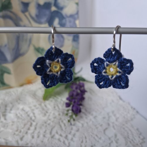 Boucles d'oreilles fleur myosotis crochet fait main