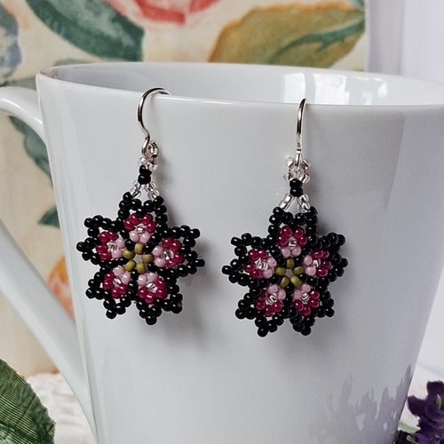 Boucles d'oreilles petite fleur en perles de rocailles fait main