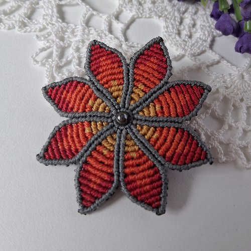 Broche fleur  en micro-macramé fait main