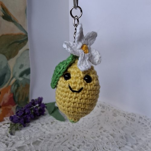 Porte-clé citron joyeux au crochet fait main