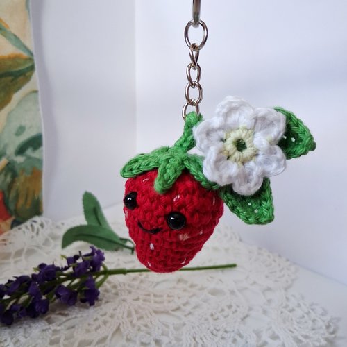 Porte-clé fraise gentille au crochet fait main