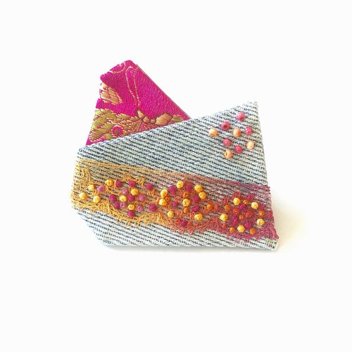 Broche tissu, dentelle perles et broderies