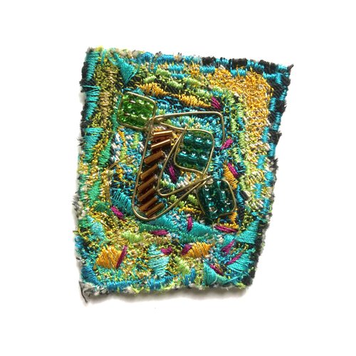 Broche en tissu broderies et perles