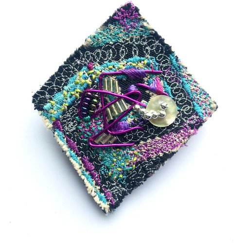 Broche en tissu brodé multicolore, perles et bouton