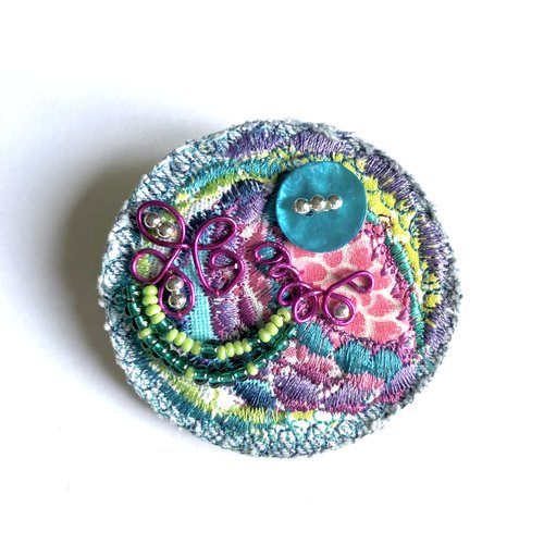Broche ronde en tissu, broderies, perles, fil métallique et bouton