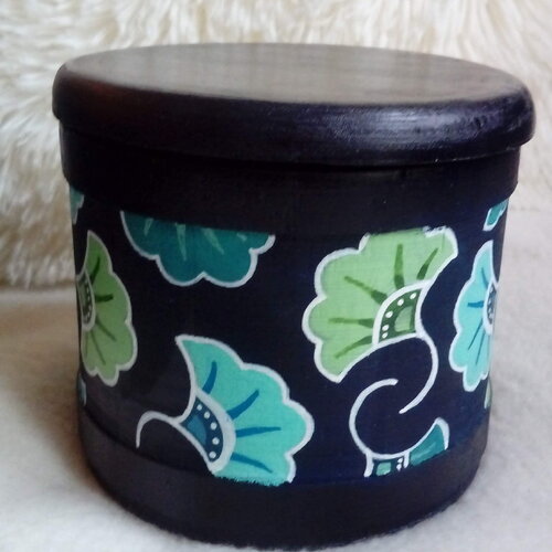 Boite ronde en bois recyclé avec couvercle de couleur bleu foncé imprimé wax de différentes teintes de vert