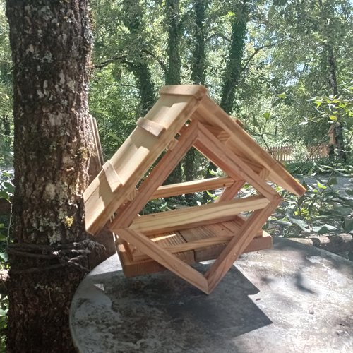 Mangeoire toute en bois pour oiseaux