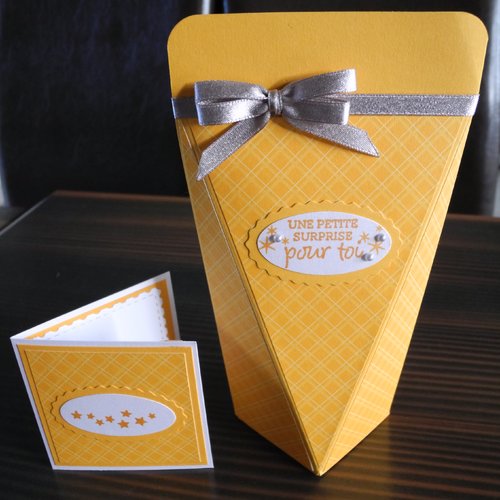 Boîte cadeau à fermeture porte-monnaie avec une carte assortie – jaune mangue