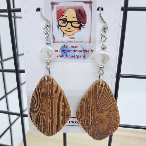 Boucles d'oreilles bois foncé et perle blanc nacré.