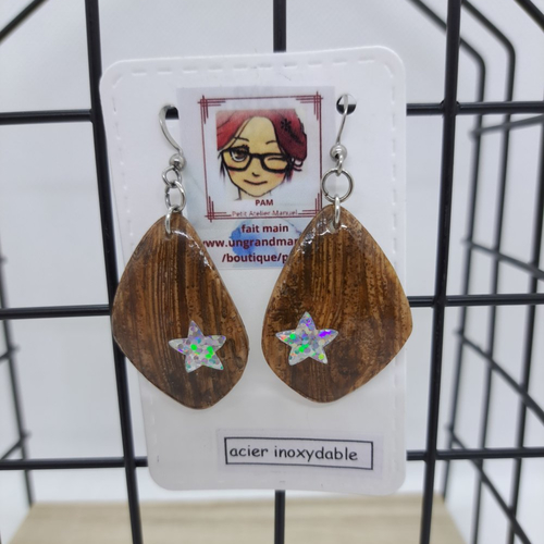Boucles d'oreilles bois foncé et étoile.