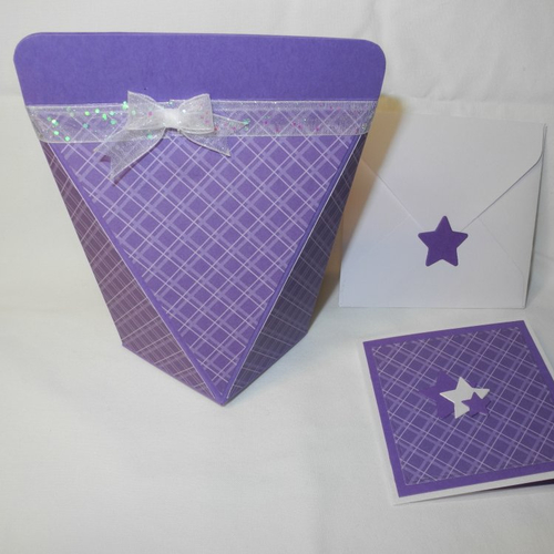 Boîte cadeau à fermeture porte-monnaie avec une carte assortie – violet