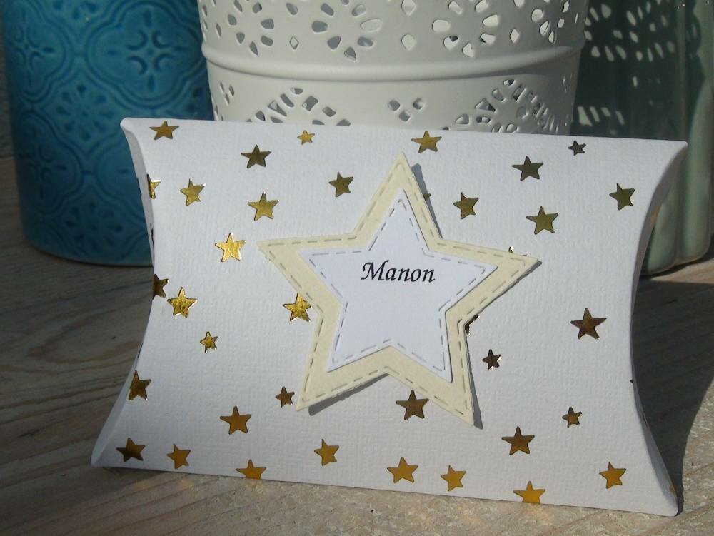 Boite A Dragees Type Pillow Theme Etoiles Dorees Pour Mariage Bapteme Baby Shower Anniversaire Un Grand Marche