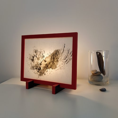 Lampe de table style japon. cadre bois couleur rouge. peinture originale encre de chine sur papier de riz.