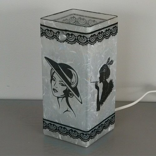 1 lampe en verre femme chic
