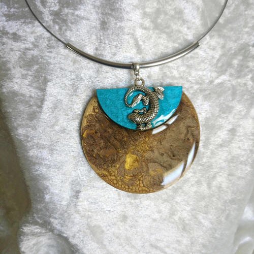 Collier pendentif salamandre en métal et bois résiné châtain doré et turquoise fait main ,gecko argenté,création uni