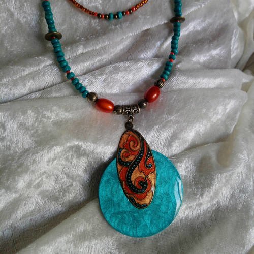 Collier ethnique long multi rangs turquoise et bronze orangé ,en métal et  bois résiné fait main et perles