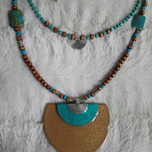 Collier ethnique turquoise argenté et bois doré,perles et pendentif demi lune en bois résiné fait main