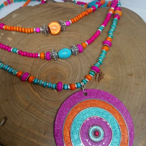 Collier long multi rangs ,multicolores fuchsia ,avec gros pendentif en métal et bois résiné ,créations bijoux
