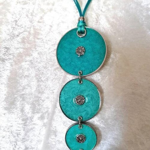 Bijoux créations ,collier long multi pendentifs camaïeu turquoise argenté, bijoux uniques, en bois résiné et acier