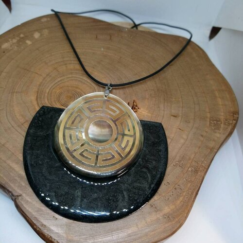 Collier à gros pendentif en nacre sur bois résiné anthracite noir ,créations bijoux uniques