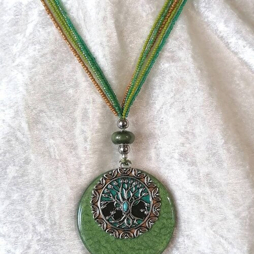 Bijoux créations, arbre de vie, collier de perles et gros pendentif arbre de vie camaïeu vert argenté en métal et bois resiné