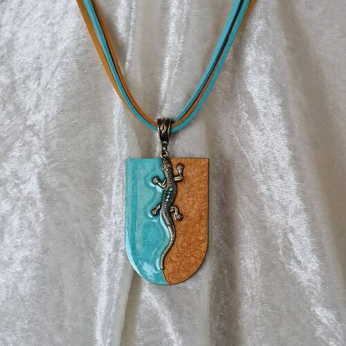 Collier salamandre, collier gecko, collier turquoise safran en métal et bois resiné, pendentif salamandre