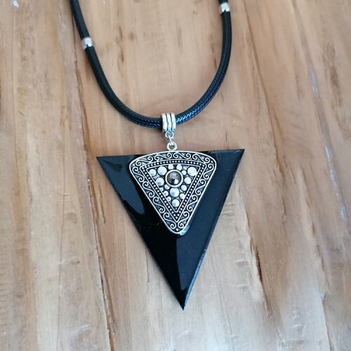 Collier ras du cou noir argenté ,pendentif triangulaire en métal et bois résiné fait main
