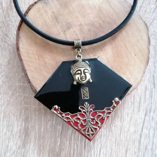 Collier avec pendentif en tête de bouddha bronze sur bois résiné noir et rouge, bijoux fait main