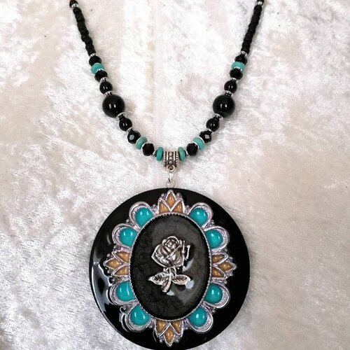 Bijoux uniques , collier multi rangs, avec gros pendentif noir turquoise argenté, perles onyx , créations bijoux uniques fait main