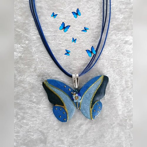 Collier papillon camaïeu bleu en bois resiné fait main