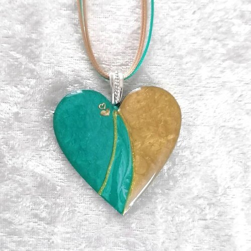 Collier pendentif gros cœur turquoise miel, en bois resiné fait main, déclaration d amour