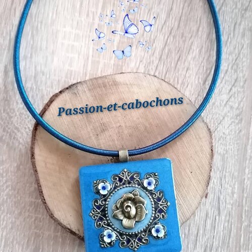 Collier romance bleu, pendentif floral en bois résiné et laiton poli, fait main