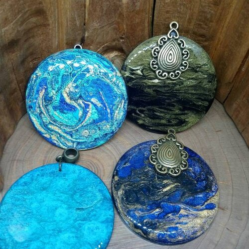 Pendentifs créations uniques fait main, lot de 4 pendentifs de 50 mm, en bois resiné fait main
