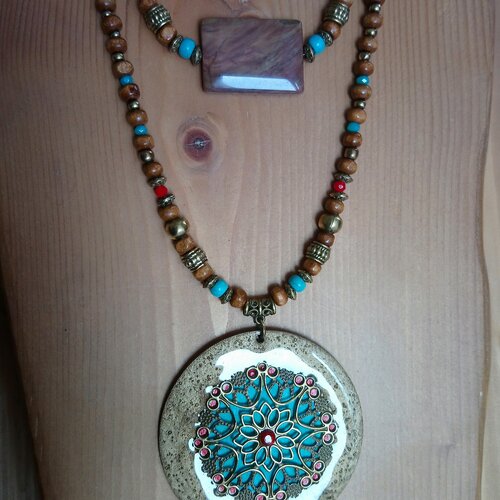 Collier de perles long avec grand pendentif marron glacé turquoise en bois résiné et bronze poli,et agate rectangulaire veiné