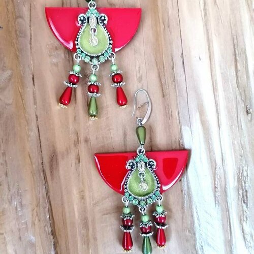 Boucles d'oreilles pendantes rouge carmin et vert amande, perles métal et bois,