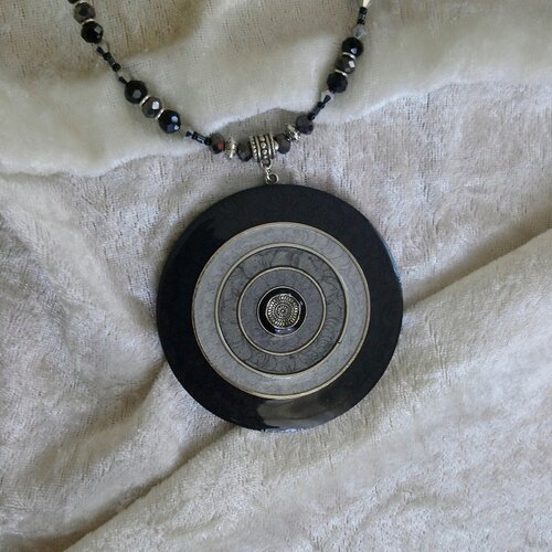 Collier bohème chic en noir anthracite argenté perles et grand pendentif 7 cm