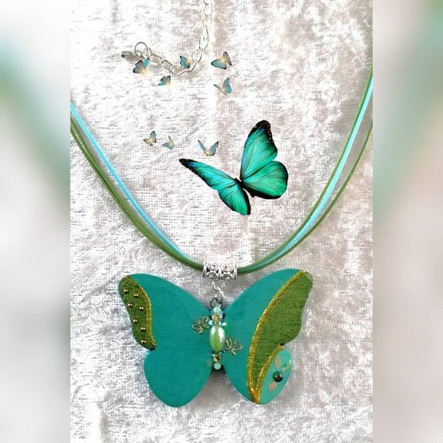 Collier papillon turquoise vert en bois résiné ,bijoux créations uniques fait main