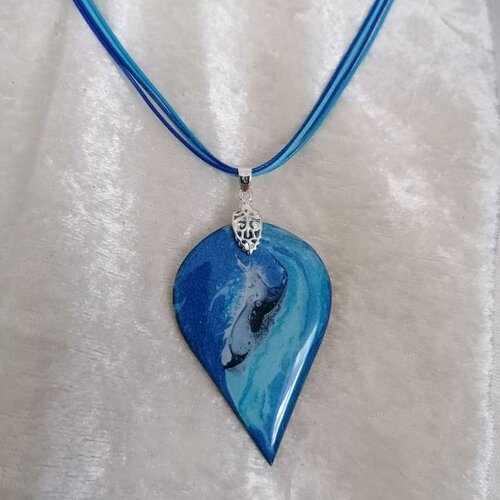 Collier ras du cou, bijoux uniques fait main, pendentif en bois resiné fait main, pendentif goutte
