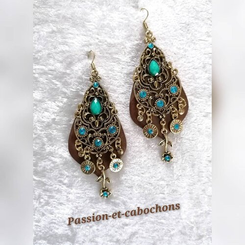 Boucles d'oreilles bohème, pendantes, marron doré, déco turquoise, en bois resiné fait main
