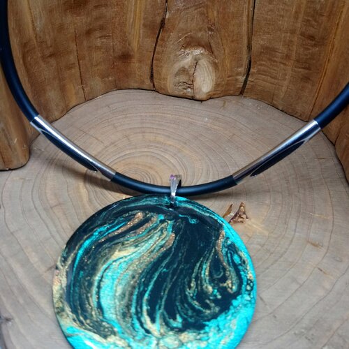 Collier grand pendentif turquoise multicolore  en bois résiné fait main