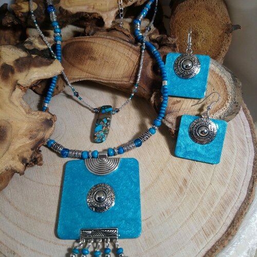 Parure ethnique turquoise moiré argenté en métal et bois résiné fait main de forme carré ,collier et boucles d'oreilles