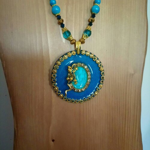 Collier bleu doré pendentif salamandre en métal strass sur bois résiné fait main et son bracelet ,création unique