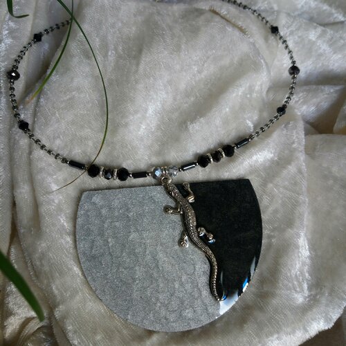 Collier gros pendentif salamandre argenté sur bois résiné demi lune  anthracite noir et gris perle fait main,hématite ,