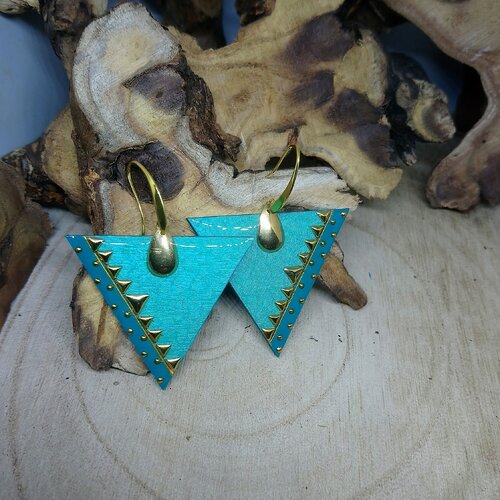 Boucles d'oreilles ethniques de forme triangulaire en bleu lagon doré en métal et bois résiné fait main
