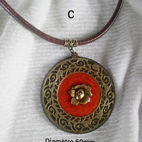 Collier ras du cou à grand pendentif 60mm, en bois resiné fait main