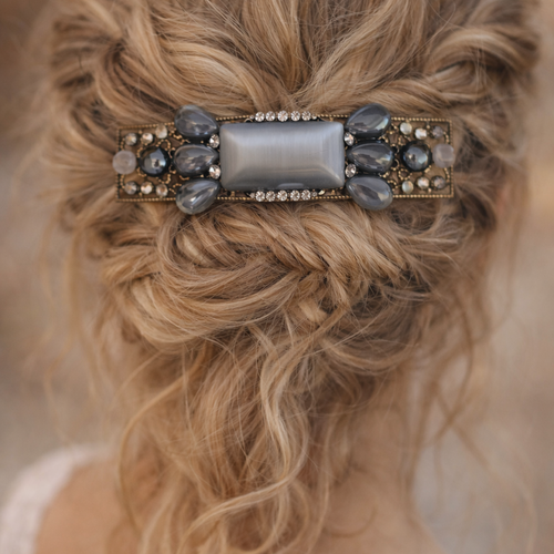 Accessoire de coiffure élégant en gris argenté