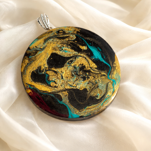 Gros pendentif bohème aux mouvances fluides noir multicolores