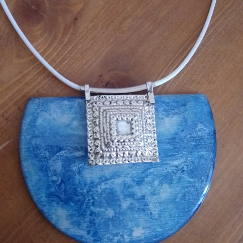 Collier grand pendentif demi cercle camaîeu bleu argenté en métal et bois résiné fait main