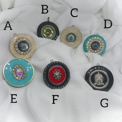 Pendentif unique fait main en métal et bois résiné